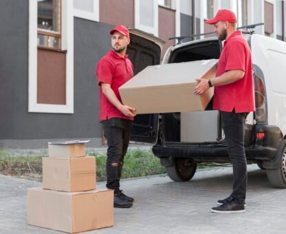 front-view-delivery-men-job-concept (3)