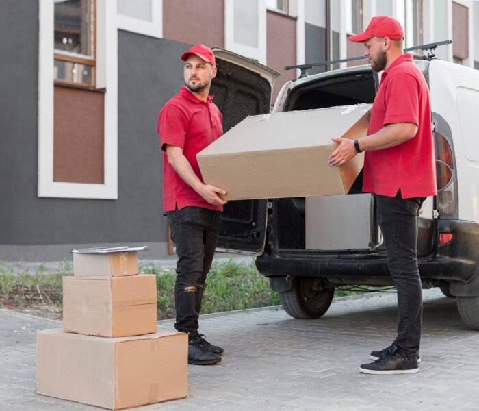 front-view-delivery-men-job-concept (3)